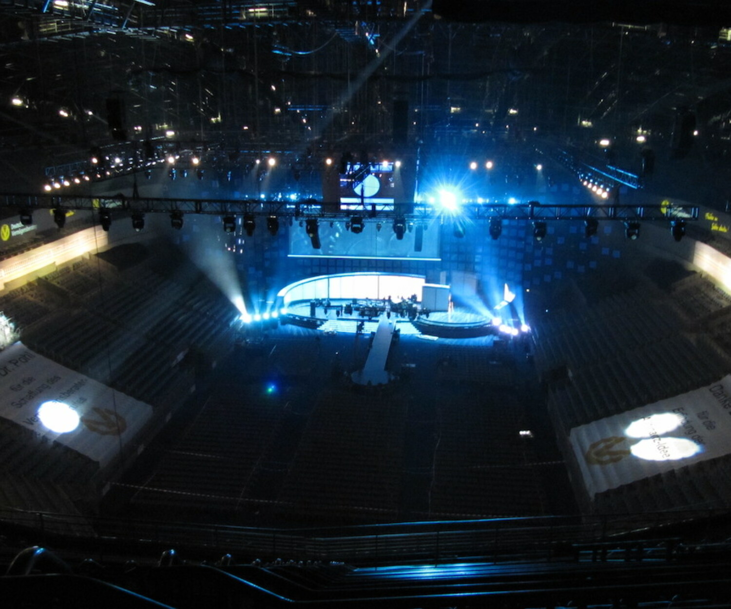 einer schwimmenden See-Bühne vor einer einzigartigen Kulisse