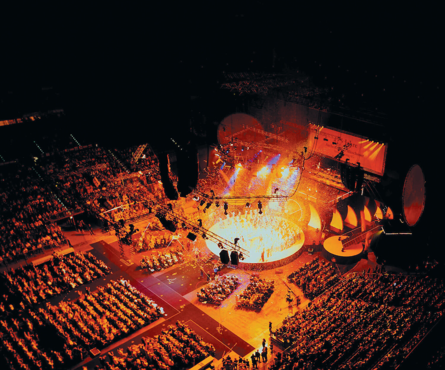 Bühnenprogramm mit Acts wie PUR oder Artisten des Cirque du Soleil