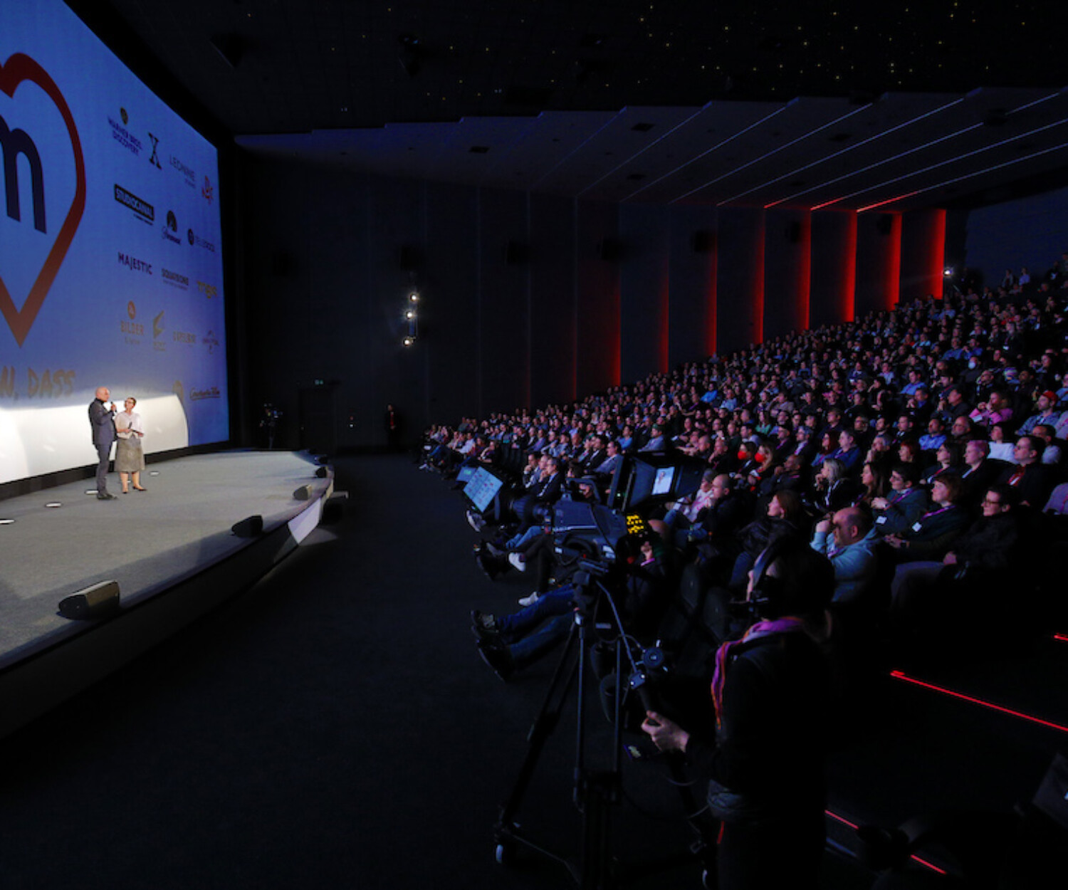Kinosaal mit Teilnehmern für die Präsenationen zur Filmwoche München (Filmbranchen-Messe)