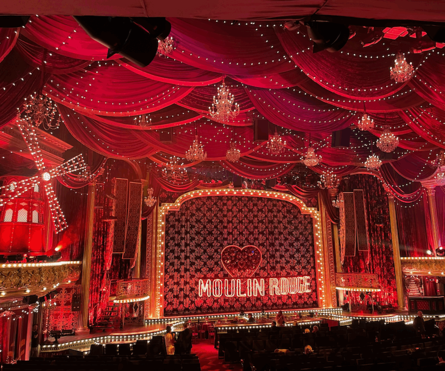 Bühne des Musicals Moulin Rouge