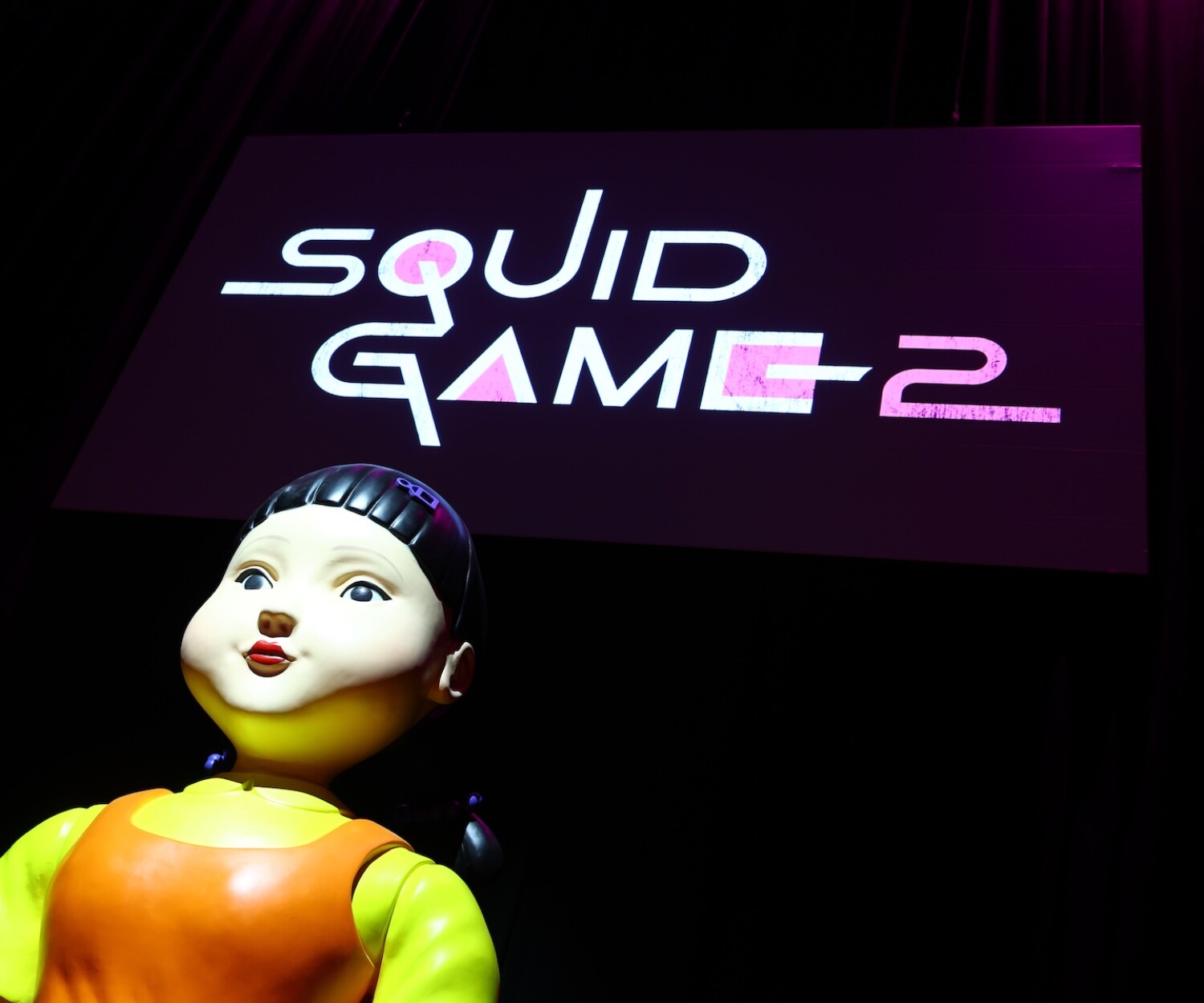 Titelschriftzug von Squid Game S2 und Hauptfigur